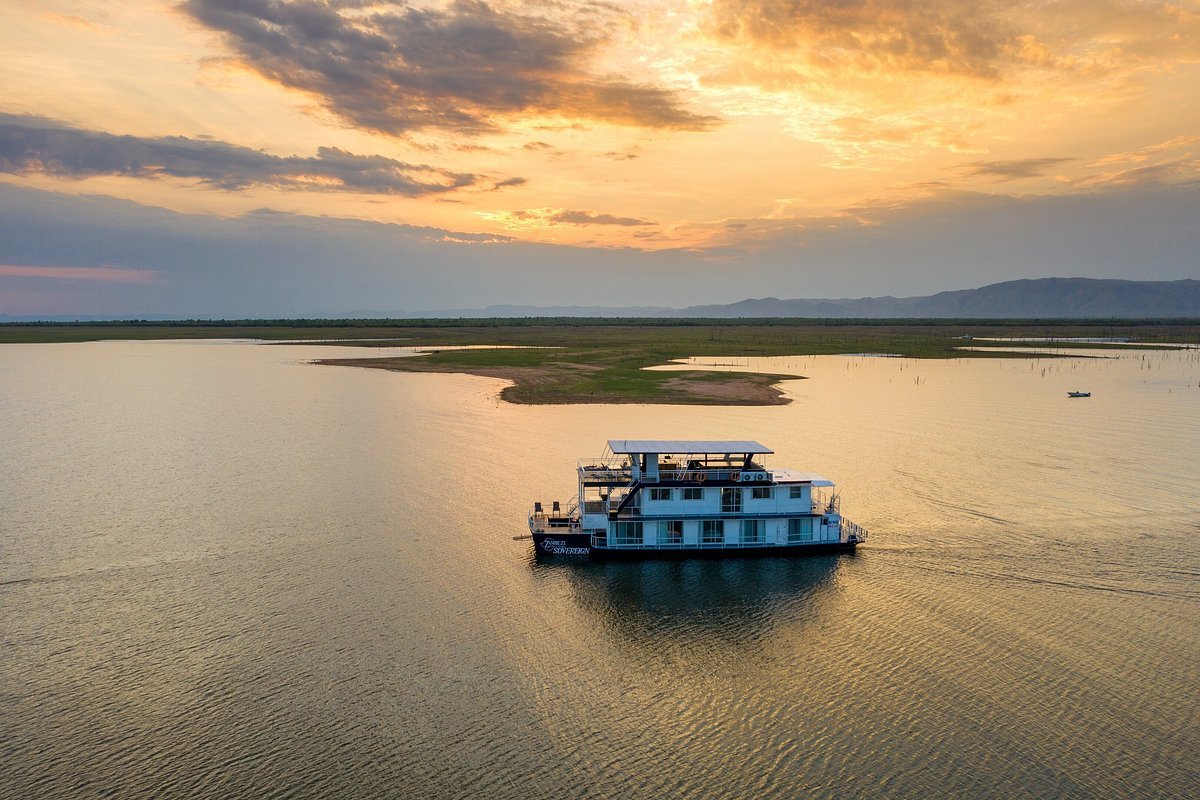 Houseboat safari on Lake Kariba